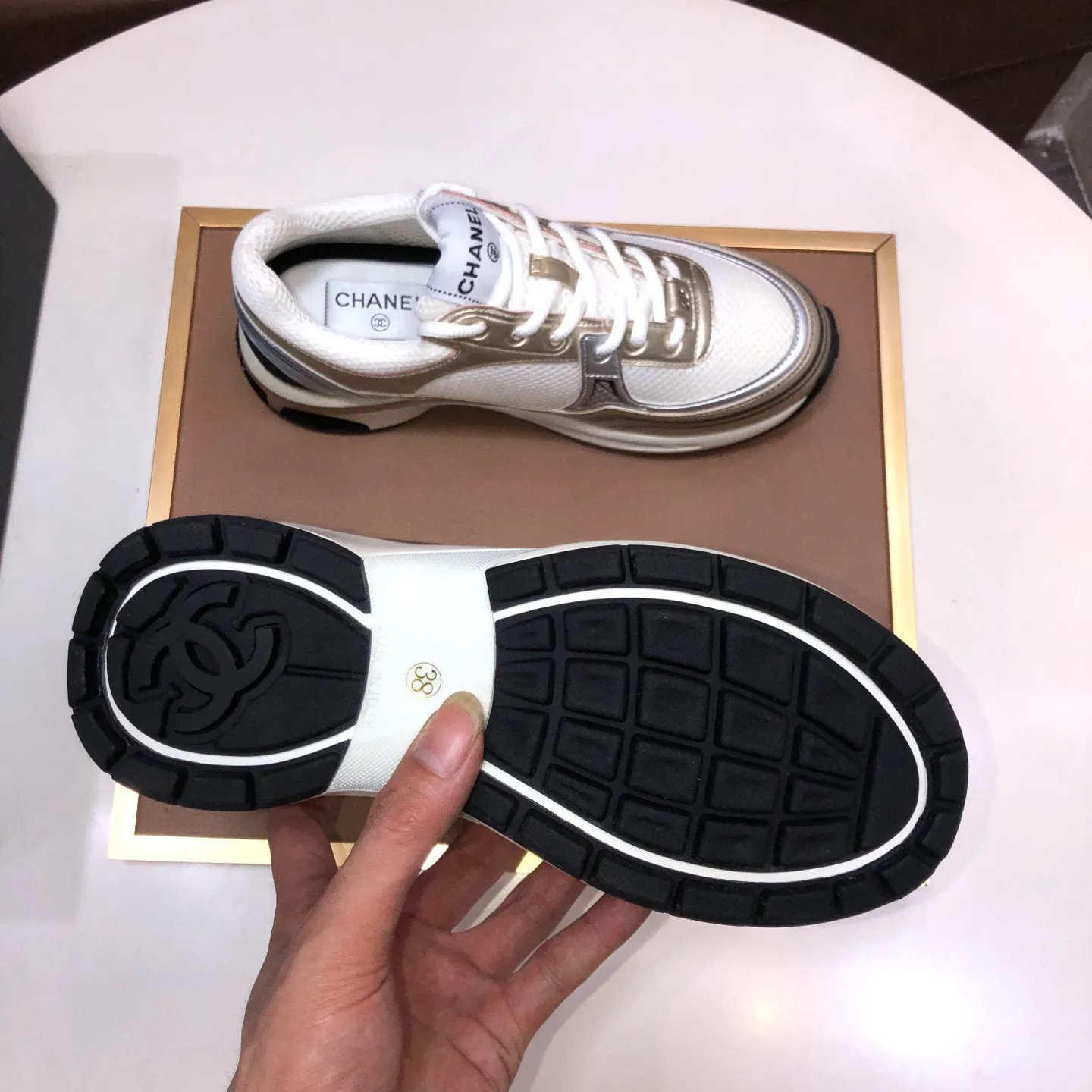 Men's shoes💰600💰【CHANEL】(Chanel couple's model)👩‍❤️‍💋‍👨The latest all-season shoes🔥🔥The ultimate derivative model. Not only are you more fashionable on your feet, but wearing flat shoes can also lengthen your overall body shape ~ "Features" The simple upper is paired with conspicuous small fragrant cloth strips, which is fashionable and high-end. 💕💕Selected Chanel fabric for the upper, comfortable and soft fabric lining available in 5 colors 🐎Size: (women's 35-39, customized 40. Men's 38-44, customized 45)